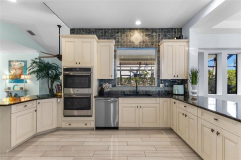 House in Bradenton, Florida 5 bedrooms, 304.72 sq.m. № 1517643 - photo 5