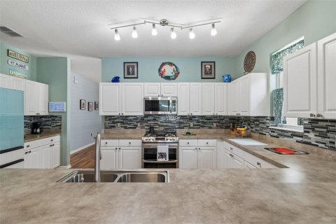 House in New Port Richey, Florida 3 bedrooms, 173.91 sq.m. № 2151811 - photo 15