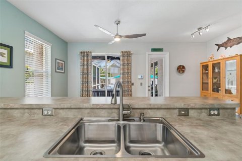 House in New Port Richey, Florida 3 bedrooms, 173.91 sq.m. № 2151811 - photo 18