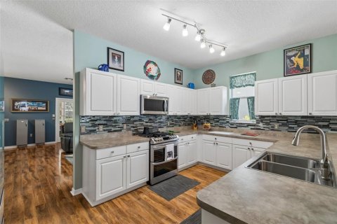House in New Port Richey, Florida 3 bedrooms, 173.91 sq.m. № 2151811 - photo 12
