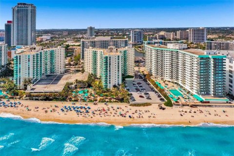 Condo in Hollywood, Florida, 2 bedrooms  № 1814208 - photo 1