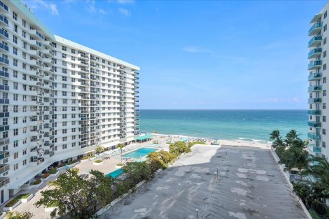 Condo in Hollywood, Florida, 2 bedrooms  № 1814208 - photo 12