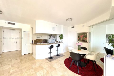 Condo in Miami, Florida, 1 bedroom № 1920722 - photo 1
