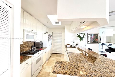 Condo in Miami, Florida, 1 bedroom № 1920722 - photo 4