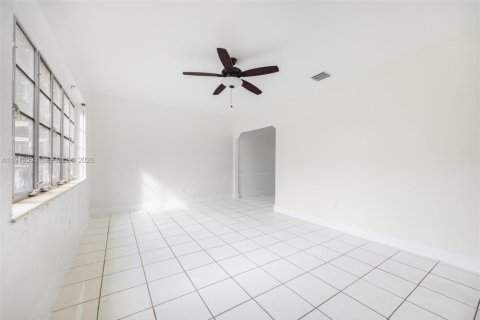 House in Miami, Florida 2 bedrooms, 79.52 sq.m. № 2040040 - photo 6