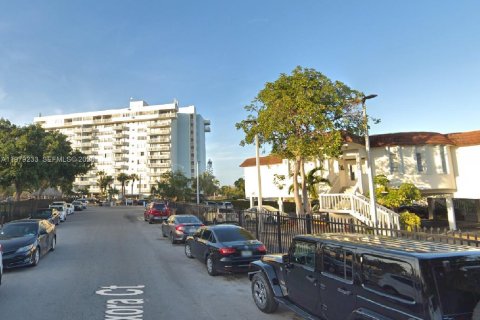 Купить кондоминиум в Норт-Майами, Флорида 1 спальня, 72.28м2, № 2043436 - фото 24