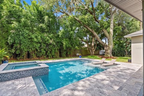 House in Tampa, Florida 5 bedrooms, 344.85 sq.m. № 2199928 - photo 27