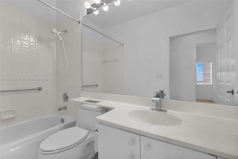 Condo in Tamarac, Florida, 2 bedrooms  № 1951293 - photo 21