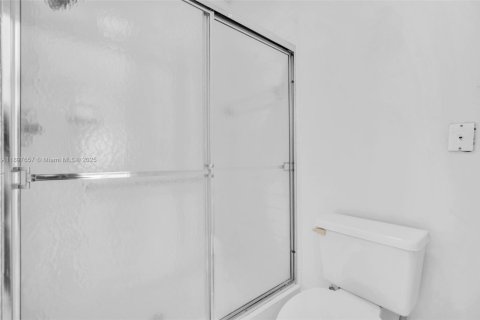 Condo in Tamarac, Florida, 2 bedrooms  № 1951293 - photo 8