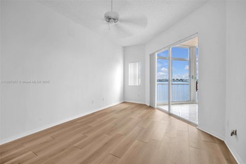 Condo in Tamarac, Florida, 2 bedrooms  № 1951293 - photo 6