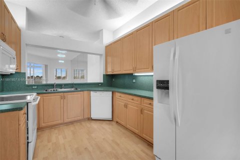 Condo in Tamarac, Florida, 2 bedrooms  № 1951293 - photo 15