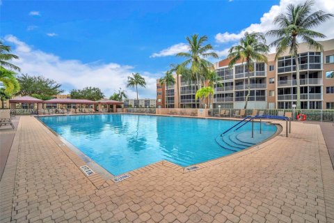 Condo in Tamarac, Florida, 2 bedrooms  № 1951293 - photo 23
