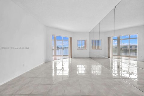 Condo in Tamarac, Florida, 2 bedrooms  № 1951293 - photo 17