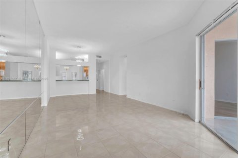 Condo in Tamarac, Florida, 2 bedrooms  № 1951293 - photo 13