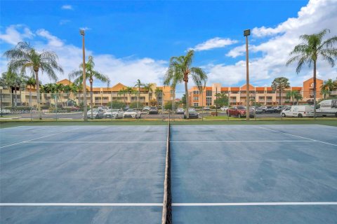 Condo in Tamarac, Florida, 2 bedrooms  № 1951293 - photo 25