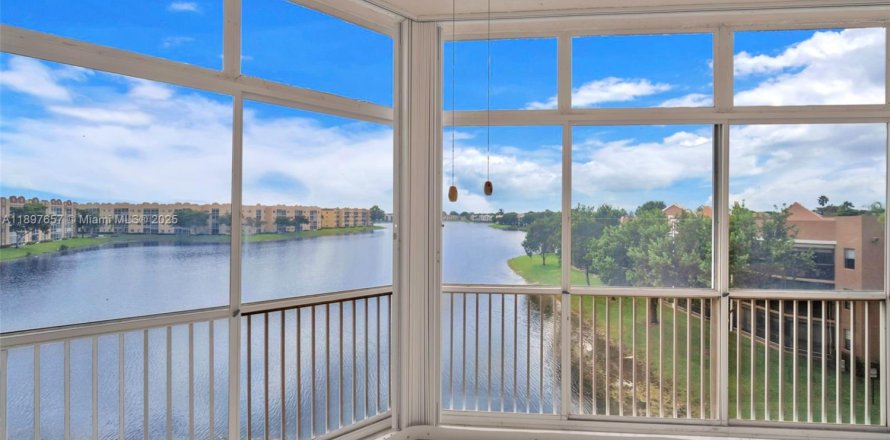 Condo in Tamarac, Florida, 2 bedrooms  № 1951293