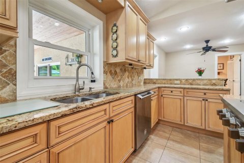 House in Brandon, Florida 5 bedrooms, 331.66 sq.m. № 1873965 - photo 15