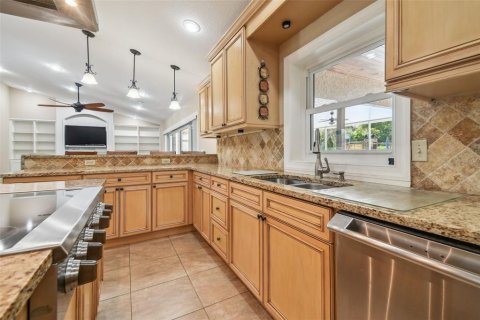 House in Brandon, Florida 5 bedrooms, 331.66 sq.m. № 1873965 - photo 14