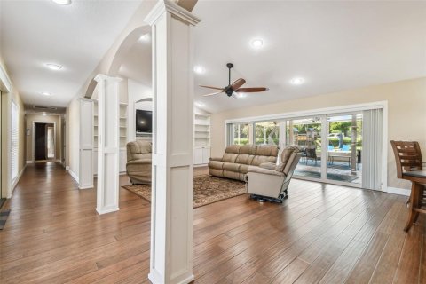 House in Brandon, Florida 5 bedrooms, 331.66 sq.m. № 1873965 - photo 6