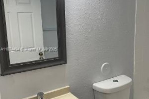 Condo in Hialeah, Florida, 3 bedrooms  № 1925932 - photo 11