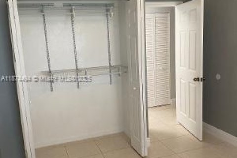 Condo in Hialeah, Florida, 3 bedrooms  № 1925932 - photo 9