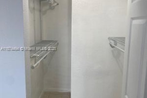 Condo in Hialeah, Florida, 3 bedrooms  № 1925932 - photo 24