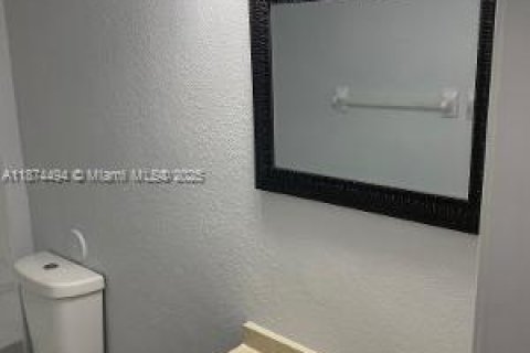 Condo in Hialeah, Florida, 3 bedrooms  № 1925932 - photo 16