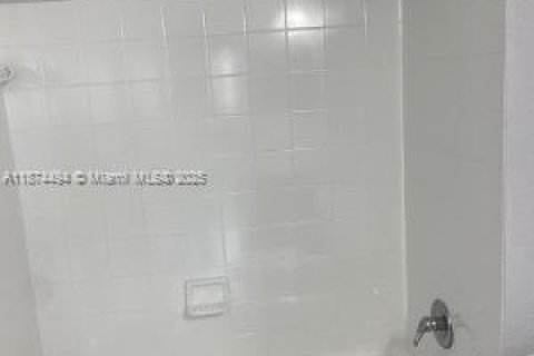 Condo in Hialeah, Florida, 3 bedrooms  № 1925932 - photo 14