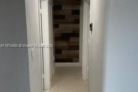 Condo in Hialeah, Florida, 3 bedrooms  № 1925932 - photo 10