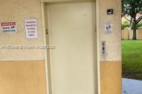 Condo in Hialeah, Florida, 3 bedrooms  № 1925932 - photo 21