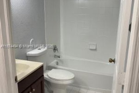 Condo in Hialeah, Florida, 3 bedrooms  № 1925932 - photo 12