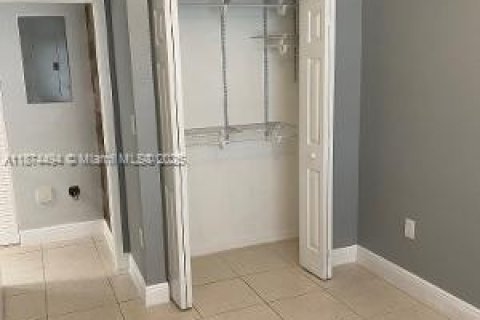 Condo in Hialeah, Florida, 3 bedrooms  № 1925932 - photo 8