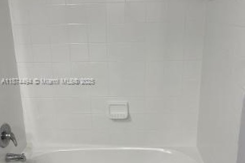 Condo in Hialeah, Florida, 3 bedrooms  № 1925932 - photo 13