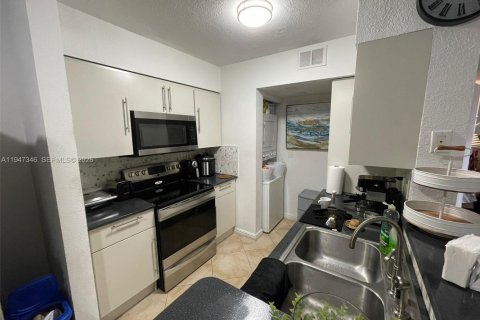 Condo in Miami, Florida, 2 bedrooms  № 2005041 - photo 7