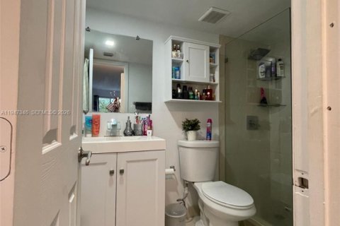 Condo in Miami, Florida, 2 bedrooms  № 2005041 - photo 13