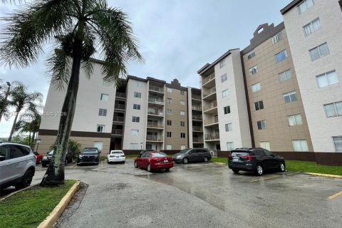 Condo in Miami, Florida, 2 bedrooms  № 2005041 - photo 2