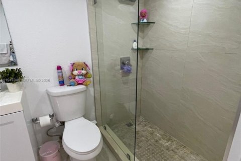 Condo in Miami, Florida, 2 bedrooms  № 2005041 - photo 11