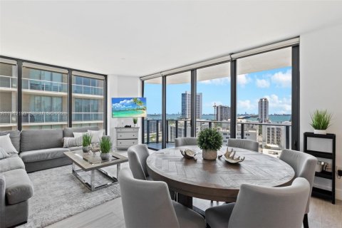 Condominio en alquiler en Miami, Florida, 3 dormitorios, 133.31 m2 № 1999779 - foto 4