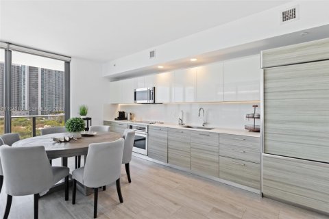 Condominio en alquiler en Miami, Florida, 3 dormitorios, 133.31 m2 № 1999779 - foto 10