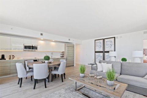 Condominio en alquiler en Miami, Florida, 3 dormitorios, 133.31 m2 № 1999779 - foto 8