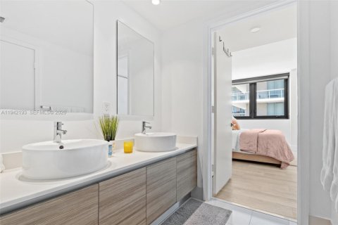 Condominio en alquiler en Miami, Florida, 3 dormitorios, 133.31 m2 № 1999779 - foto 15