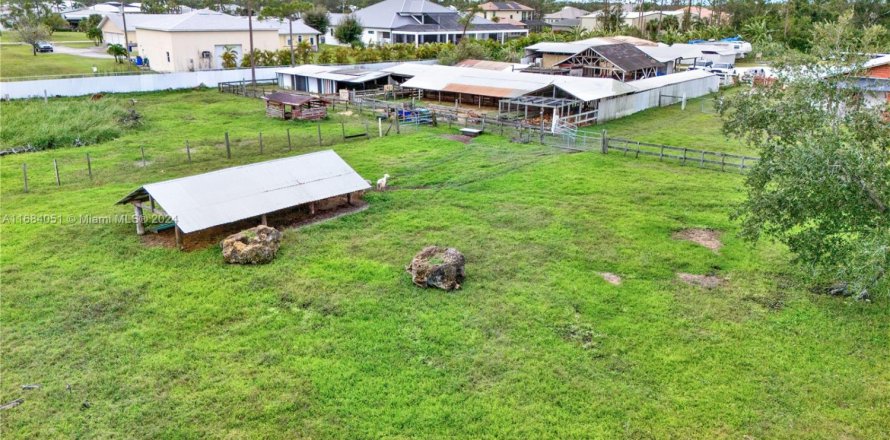 Commercial property in Fort Myers, Florida № 1985614