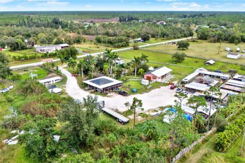 Commercial property in Fort Myers, Florida № 1985614 - photo 7