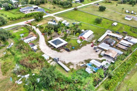 Commercial property in Fort Myers, Florida № 1985614 - photo 6