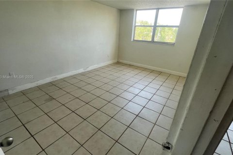 Снять в аренду кондоминиум в Норт-Майами, Флорида 2 спальни, 88.63м2, № 1959059 - фото 11