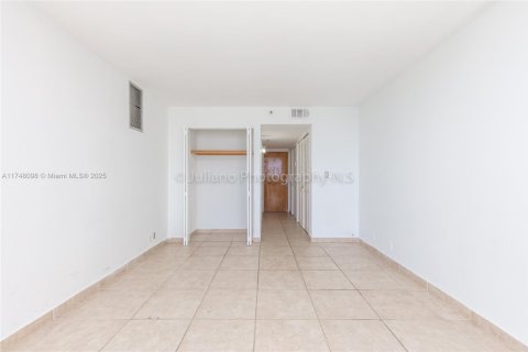 Condo in North Bay Village, Florida, 2 bedrooms  № 1859746 - photo 17