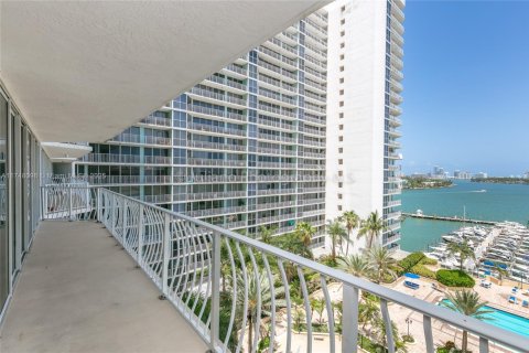 Condo in North Bay Village, Florida, 2 bedrooms  № 1859746 - photo 3