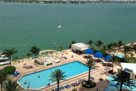 Condo in North Bay Village, Florida, 2 bedrooms  № 1859746 - photo 27