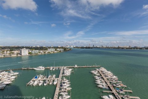 Condo in North Bay Village, Florida, 2 bedrooms  № 1859746 - photo 25