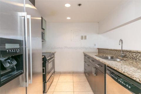 Condo in North Bay Village, Florida, 2 bedrooms  № 1859746 - photo 10
